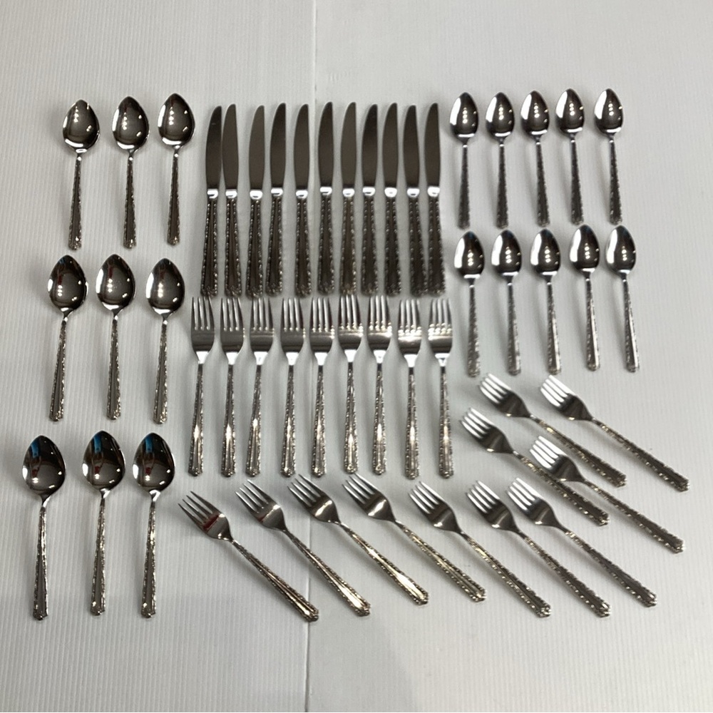 Oneida Cherie Deluxe Stainless Silverware Flatware 50 Pieces (Service for 9+)